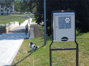 Park Centralny w Olsztynie, Dystrybutor z woreczkami na psie nieczystości, fot. Stanisław Olsztyn