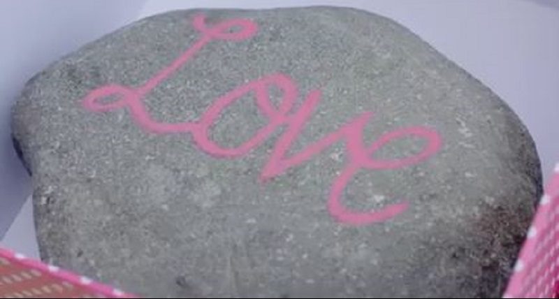 Kamień z napisem LOVE