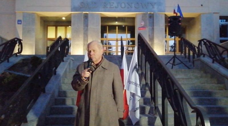 Sędzia Maciej Wasilewski - Protest przed Sądem Rejonowym w Olsztynie